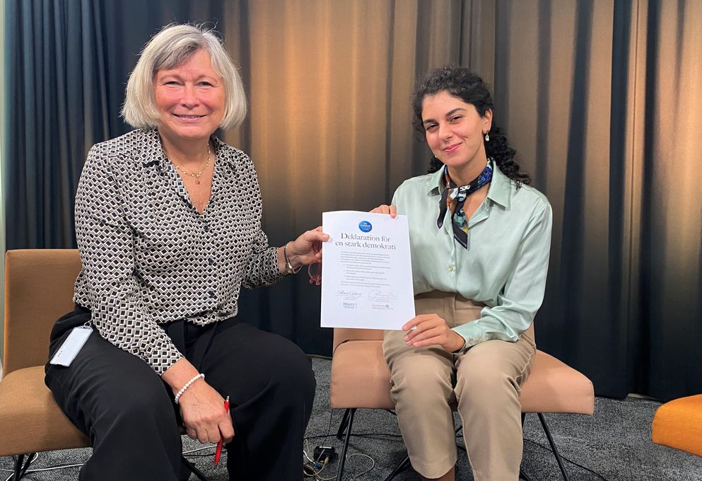I dag skrev MUCF:s generaldirektör Lena Nyberg under "Deklarationen för en stark demokrati" i Växjö tillsammans med Rosaline Marbinah, en av regeringens demokratiambassadörer. Foto: Christoffer Rikardsson.