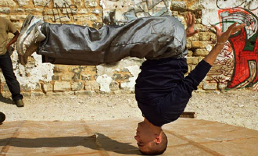 Killar som dansar breakdance