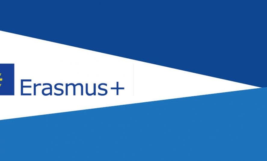 Logotypen Erasmus+ på bakgrund i loggans färger.