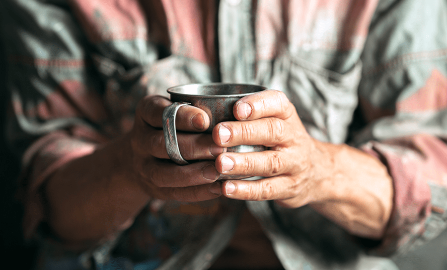 Händer som håller i en kopp. Fotograf: Volodymyr Melnyk