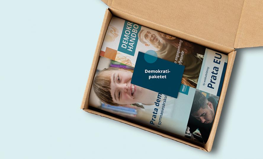 Material som ingår i demokratipaketet ligger i en öppen pappkartong