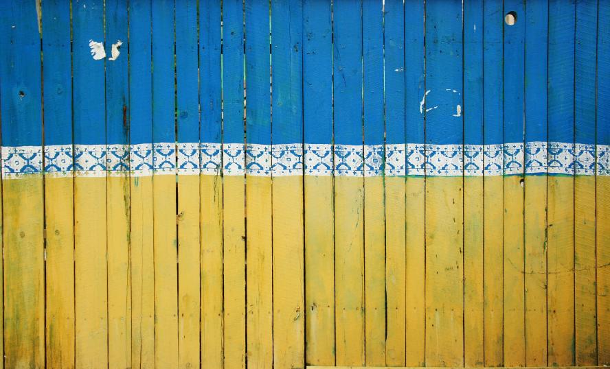 Staket målat i gula och blåa färger