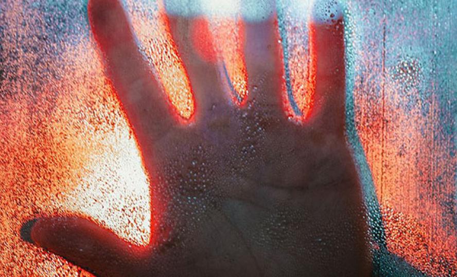 öppen hand mot färgad bakgrund