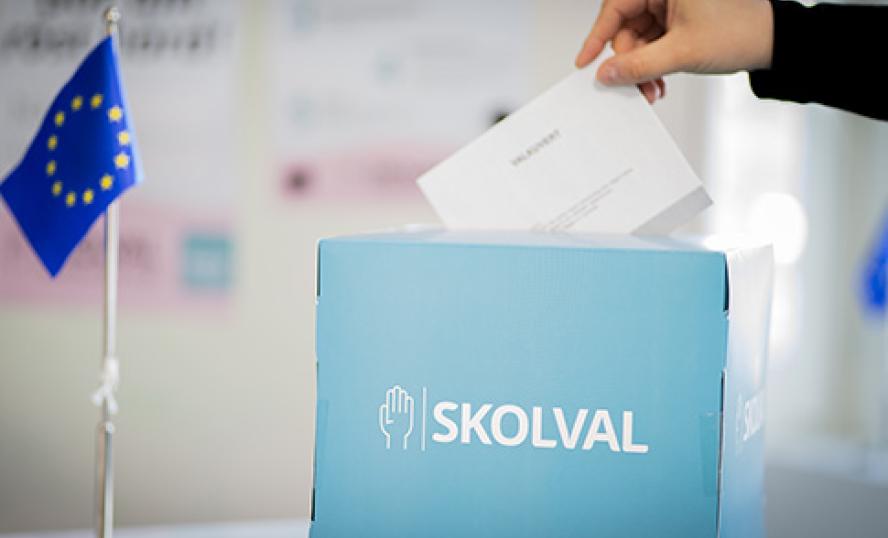 Bild på hand som lägger ner valsedel i valurna för EU skolval 2024