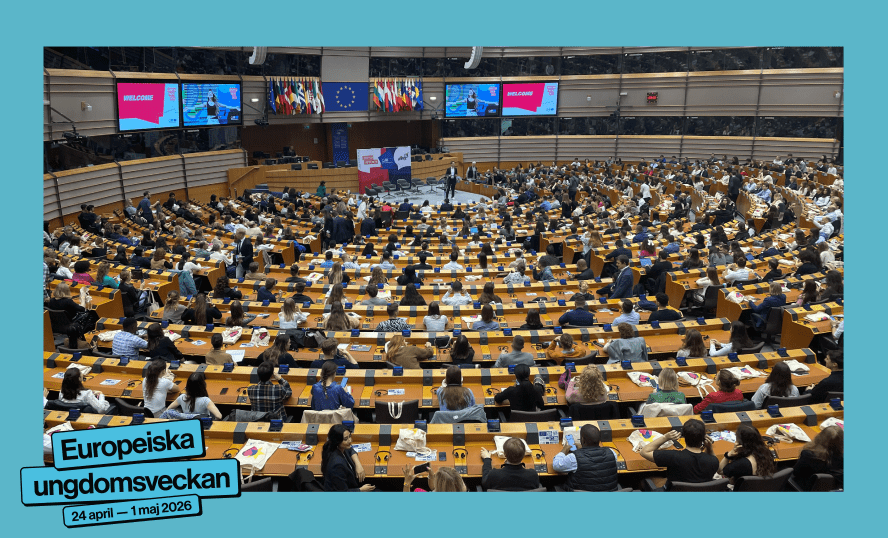hundratals ungdomar sitter i europaparlamentet och lyssnar på inledningen av europeiska ungdomsveckan 2024