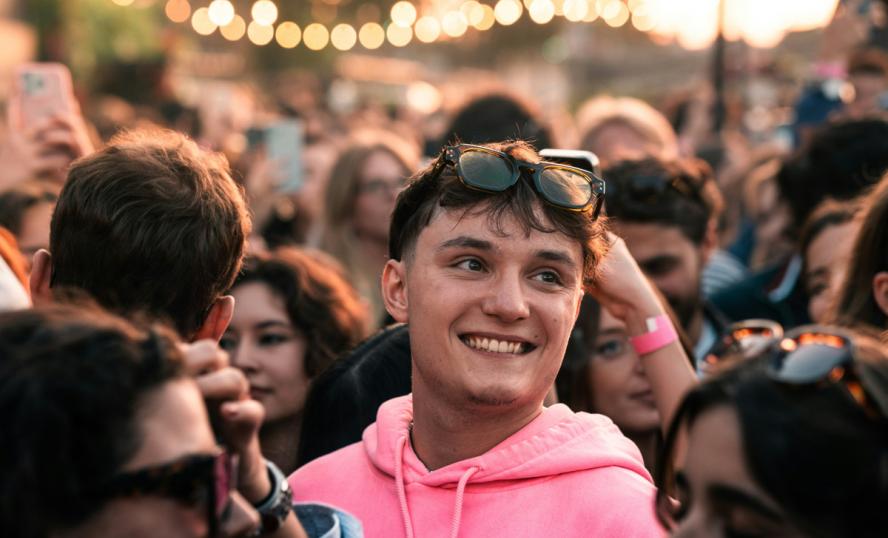 Ung person med rosa tröja i publikhav