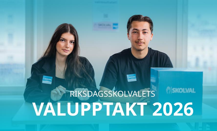 Bild inför valupptakten. Elever sitter vid ett skrivbord med valurna framför sig.