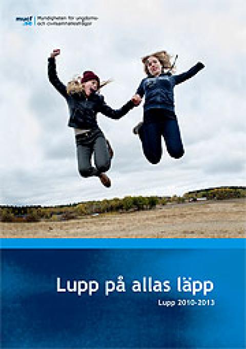 Två tjejer hoppar med ett landskap i bakgrunden