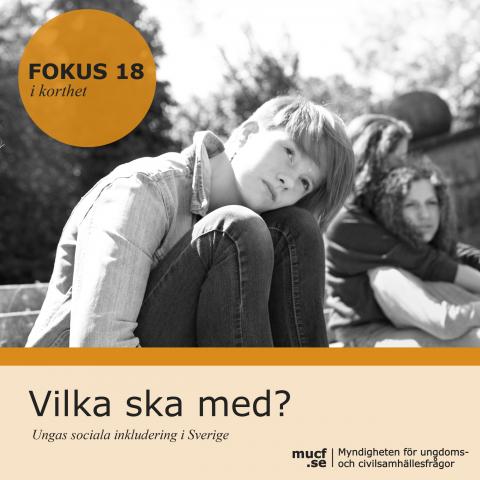 Framsidan på Fokus 18 i korthet. Bild: Svartvitt foto på unga personer sitter och ser tankfulla ut