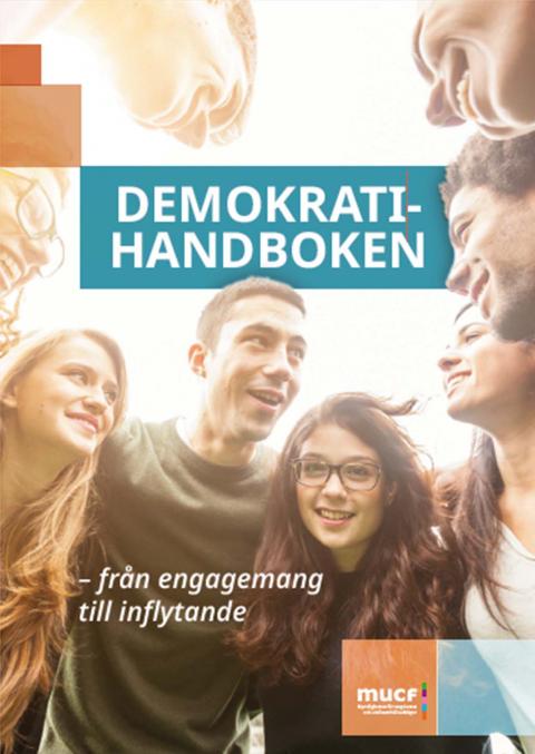 Demokratihandbokens omslagsbild med unga personer som ser förväntansfulla och engagerande ut. 