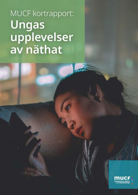 Ung person som sitter ner och tittar på en mobiltelefon.