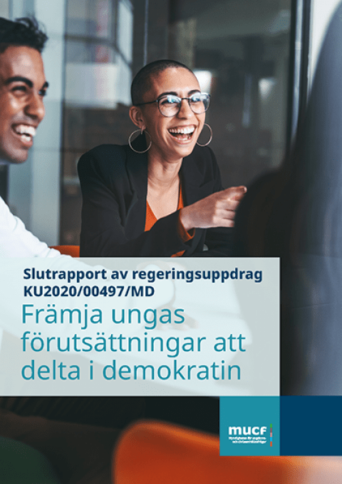 Rapportens framsida där två personer syns skrattande
