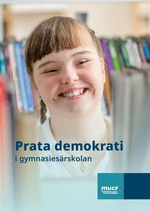 Framsida för Prata demokrati i gymnasiesärskolan där en ung glad person syns bland böcker i ett bibliotek