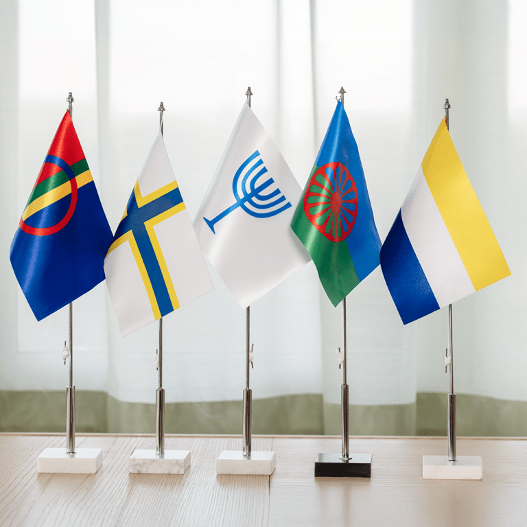 Flaggor från de nationella minoriteterna.