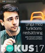 Ung kille med mobilhörlurar