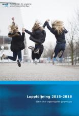 Framsidan på Luppföljning 2015-2018. Bild: tre ungdomar håller varandra i händerna när de hoppar högt så håret står som en solfjäder bakom dem. Ryggarna mot kameran.
